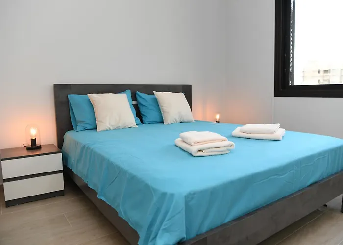 Alexis Apartments - Newly Renovated 2-Bedroom With Swimming Pool